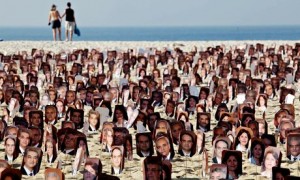 تصاویر ی از رهبران زندانی بهائیان ایران که در ساحل کباکابانا در ریو به نشانه اعتراض به نمایش در آمده. عکس از آنا کارولینا فرناندس