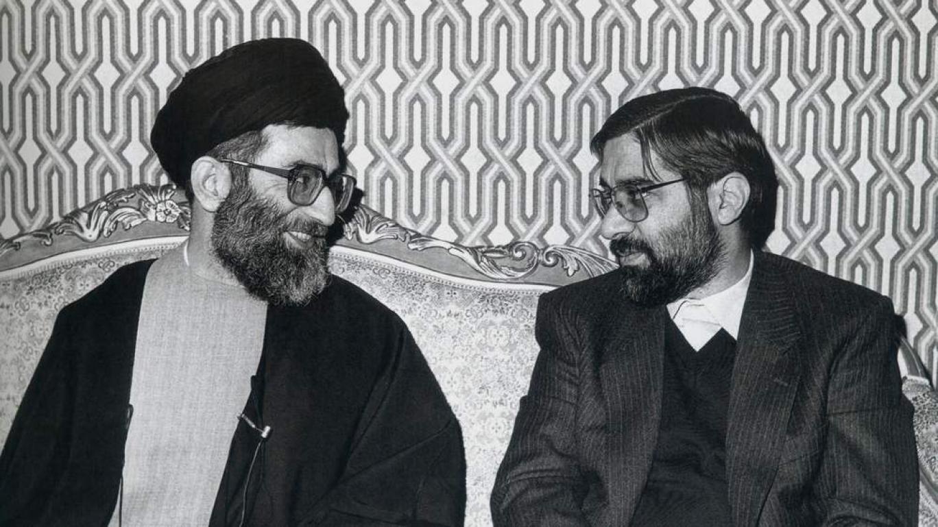 دولت چهارم جمهوری اسلامی ایران به ریاست‌جمهوری علی خامنه‌ای و نخست‌وزیری میرحسین موسوی تشکیل شد-عکس از ویکی‌پدیا