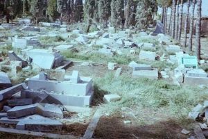 بهاییان ایران همواره در چهار دهه گذشته برای کفن و دفن اموات خود در گورستان‌های خود دچار مشکل بوده‌اند، اما در سال‌های اخیر آزار و اذیت‌ها افزایش یافته‌اند.
