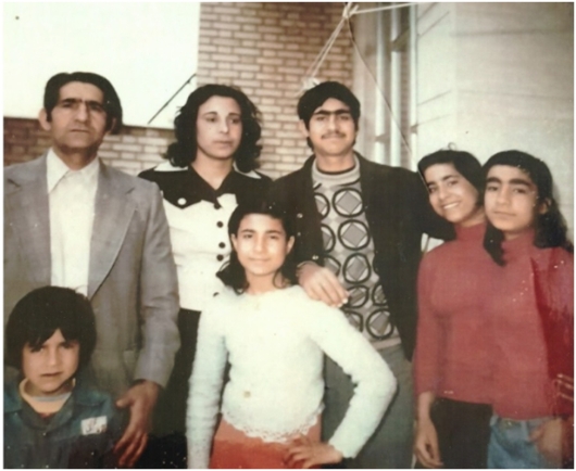 عکس ضیاءالله حقیقت، 47 ساله، به همراه همسر و فرزندانش. افشین 8 ساله جلوی پدر ایستاده است. این عکس چهل روز پیش از قتل ضیاءالله حقیقت گرفته شده است
