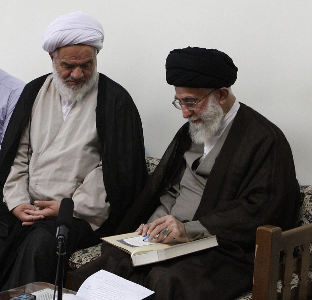 ابوالحسن اعلمی در کنار علی خامنه‌ای، رهبر جمهوری اسلامی