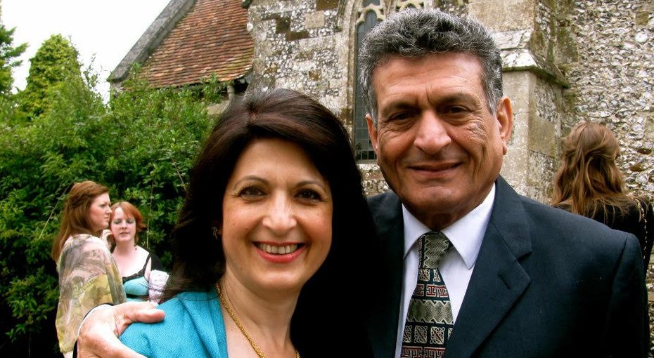  دکتر فرهنگ خاوری و همسرشان اکنون در بریتانیا زندگی می‌کنند