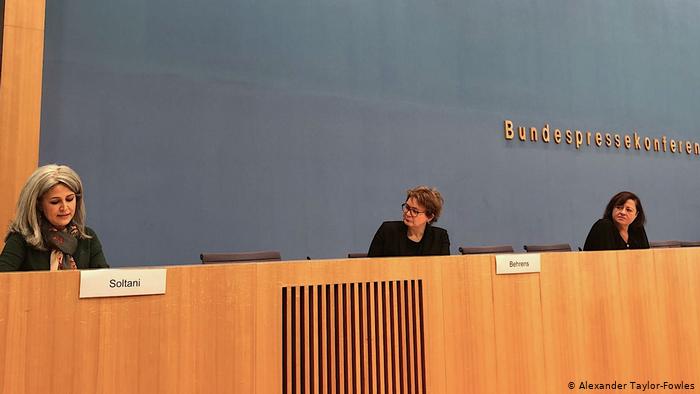 روز نهم دسامبر ندا سلطانی در این نشست مطبوعاتی معرفی گزارش سالانه حقوق بشر دولت آلمان ندا سلطانی (نفر اول از چپ) هم حضور داشت