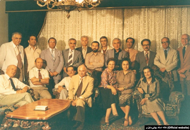 عکسی از نشست اعضای محفل ملی ایران و اعضای محفل محلی تهران در سال ١٣۵٩؛ به گزارش مرکز اسناد بهایی‌ستیزی در ایران بیشتر این افراد اعدام شدند